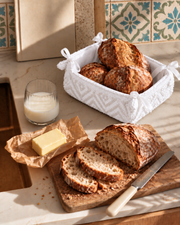 CESTINO pure white textured basket with bread and Italian mosaic